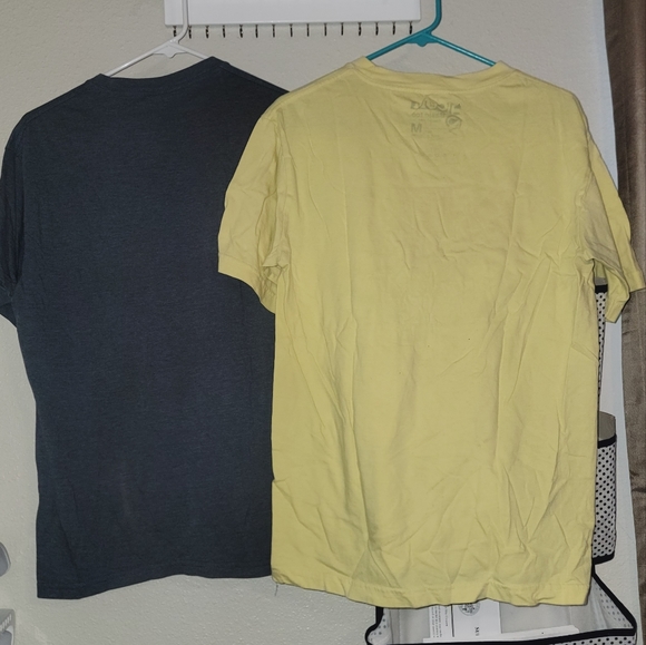 2 Volcom Graphic Tees Medium - Picture 2 of 4